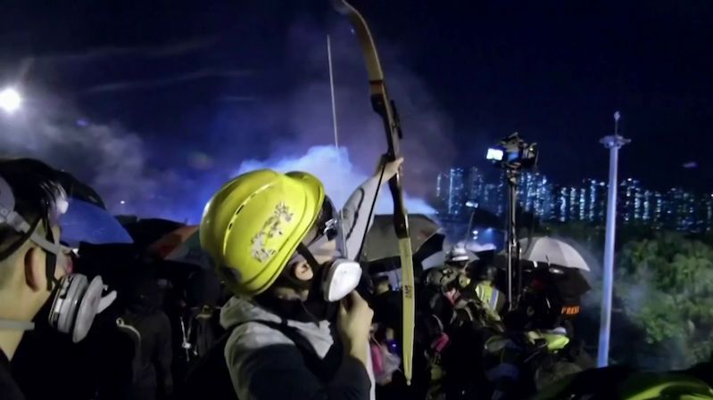 Demonstrace v Hongkongu sílí. Školy jsou zavřené, lidé vyrazili do ulic i s luky a šípy